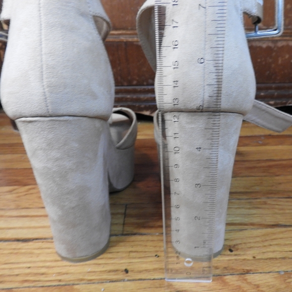 Tan Platform Sandals size 8 - Picture 5 of 6